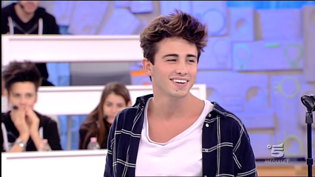 Amici 16 riparte dai minorenni e dalle facce che “bucano”, tanta carne al fuoco nel “materiale umano” dei concorrenti