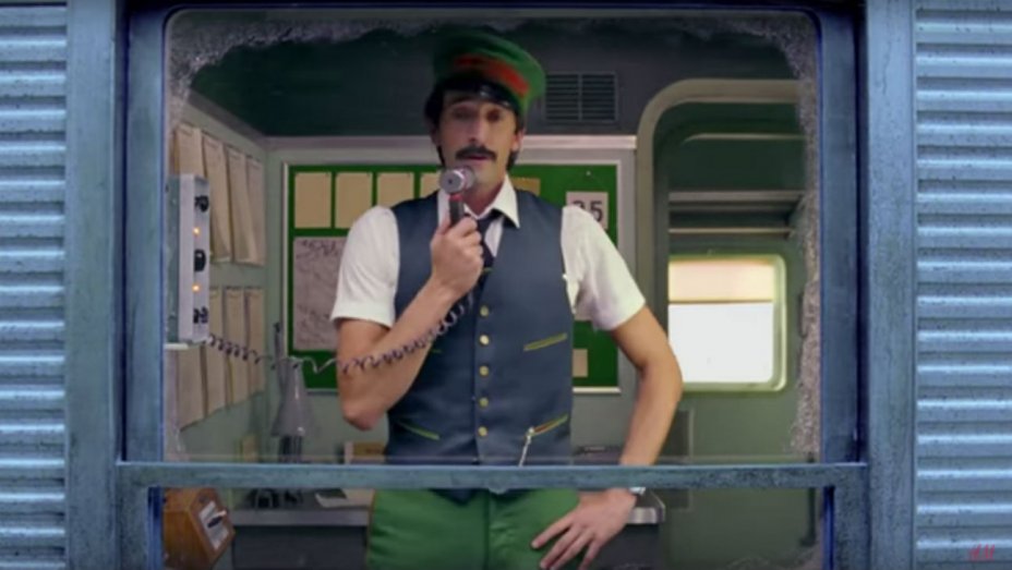 H&M, Wes Anderson dirige Adrien Brody per lo spot natalizio – video