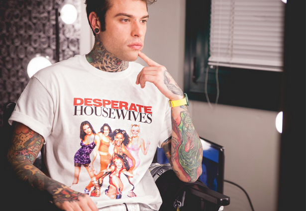 X Factor 2016, Fedez e la t-shirt omaggio alle Spice Girls “Desperate Housewives”