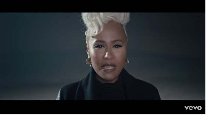Emeli Sandé – Breathing Underwater: testo, traduzione e video ufficiale