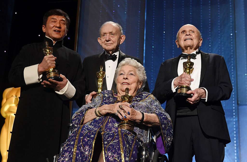 Jackie Chan ha ritirato l’Oscar alla carriera – foto