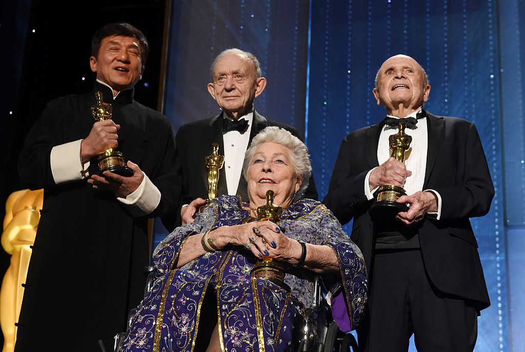 Jackie Chan ha ritirato l’Oscar alla carriera – foto