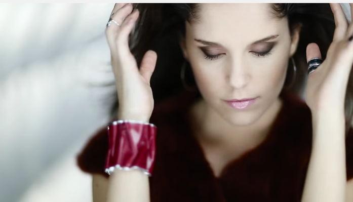 Giulia Luzi – Viversi in un attimo: testo e video ufficiale
