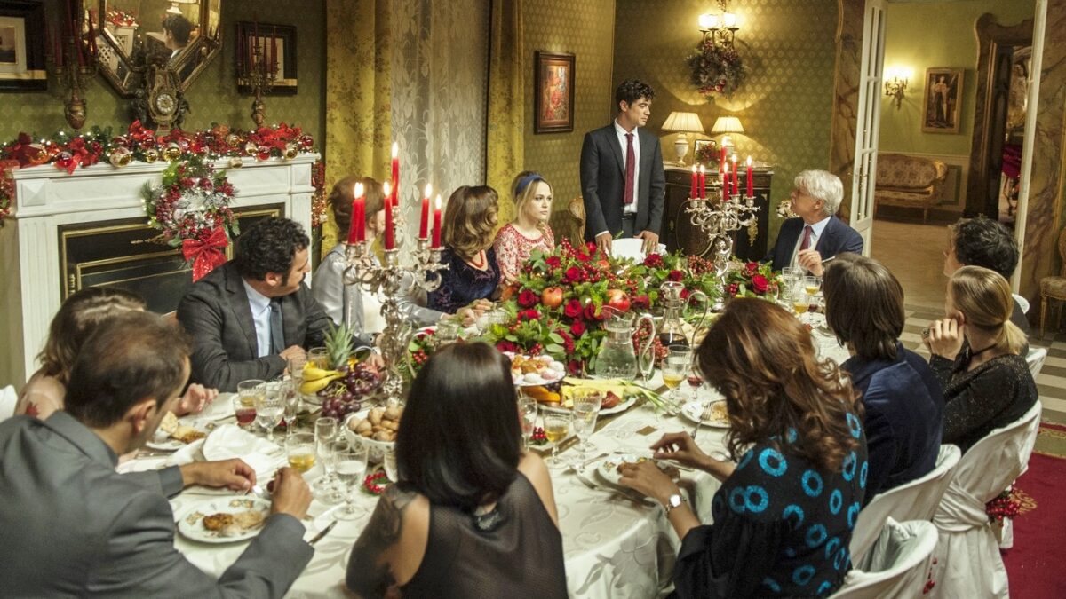 La cena di Natale: nuove clip del film e video musicale di Emma