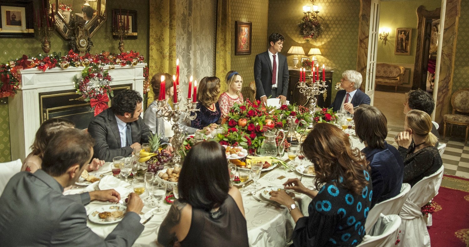 La cena di Natale: nuove clip del film e video musicale di Emma