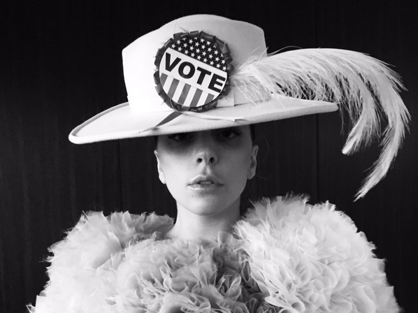 Lady Gaga contro Donald Trump: “Ci hai diviso con la paura e linguaggio pieno d’odio” #VoteHillary