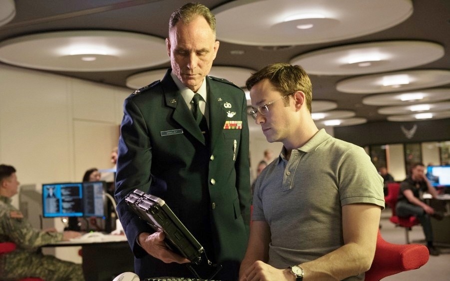 Snowden: nuove clip e featurette in italiano del biopic di Oliver Stone
