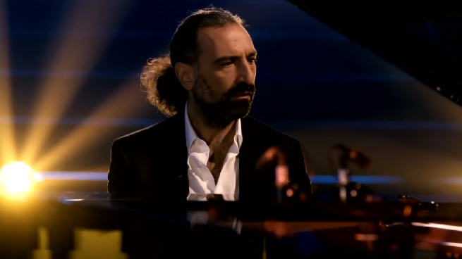 Stefano Bollani contro i talent e Valerio Scanu. Il cantante risponde