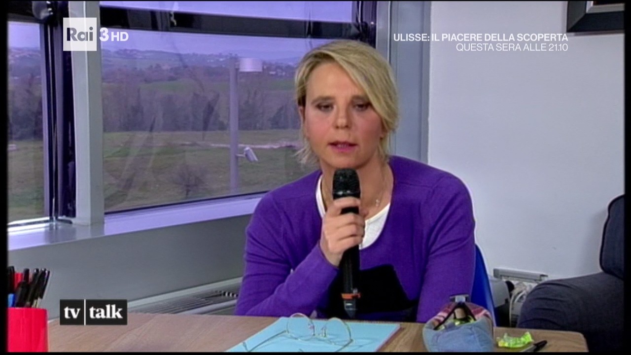 Uomini e Donne, Maria De Filippi: “Tagliare i baci gay sarebbe da deficienti”