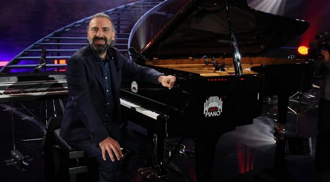 L’importante è avere un piano con Bollani: ospiti stasera Neri Marcorè, Enrico Rava e Andrew Bird