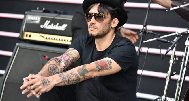 Fabrizio Moro a Sanremo 2017: è professore di Amici di Maria De Filippi