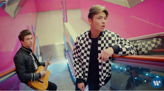 Benji e Fede feat Jasmine Thompson, Forme Geometriche (Addicted to you): testo, traduzione e video ufficiale