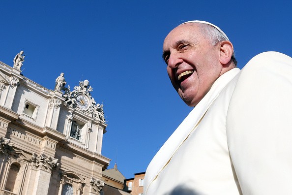 Papa Francesco compie 80 anni: auguri speciali in tv