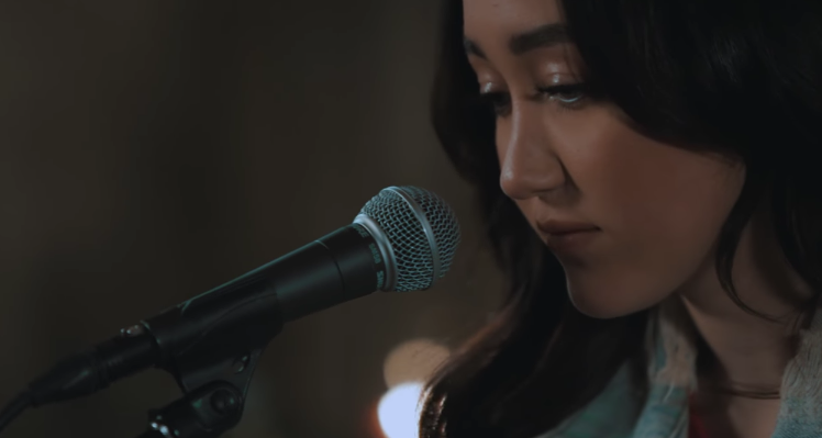 Noah Cyrus, Almost Famous: testo, traduzione e video