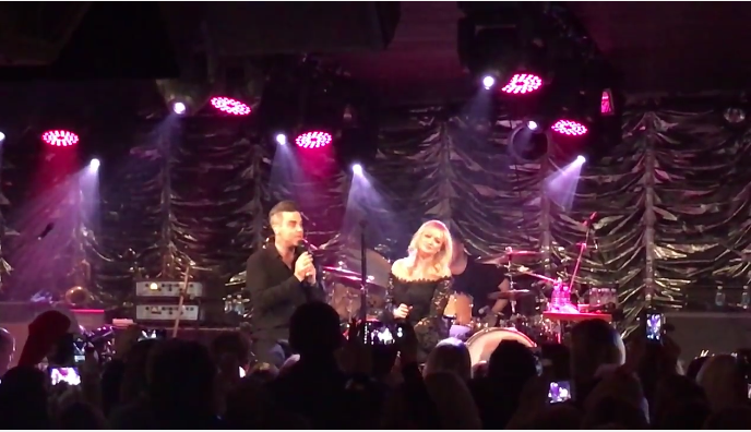 Robbie Williams duetta con Emma Bunton in 2 Become 1 [video]