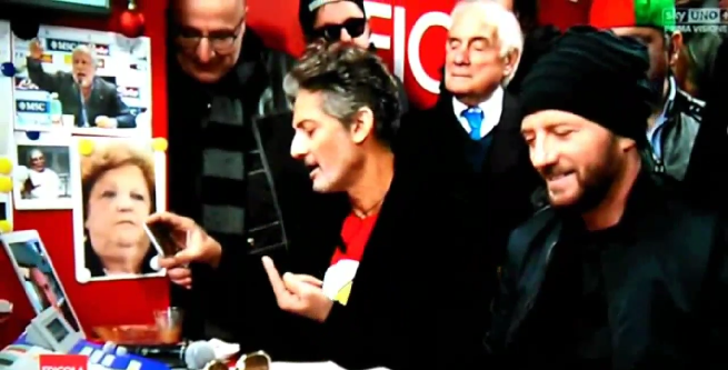 Sanremo 2017, Carlo Conti annuncia le vallette a Edicola Fiore? O è un fake? (video)