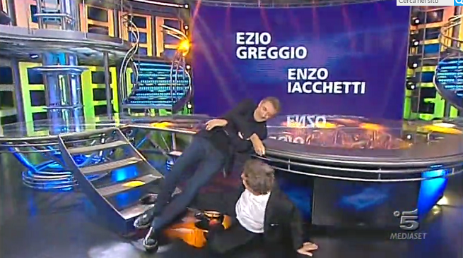 Striscia, Enzo Iacchetti cade e sbatte la testa (video)
