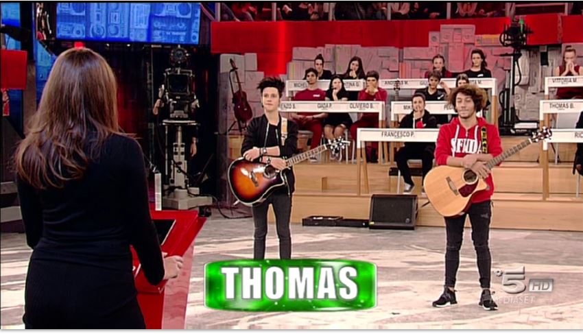 Amici 16, puntata del 21 gennaio: Thomas batte Lucas, polemiche durante la sfida a squadre