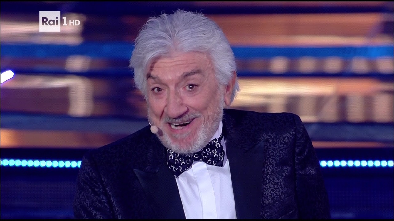 Cavalli di battaglia, la tv ‘inquina’ il teatro del maestro Proietti (che morde il freno con gli ospiti)