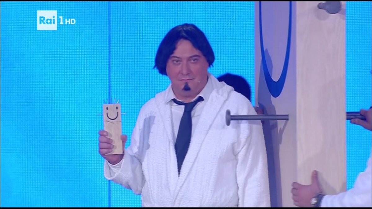 Corrado Guzzanti su Rai 1 con i suoi ‘cavalli di battaglia’ (grazie a Gigi Proietti)