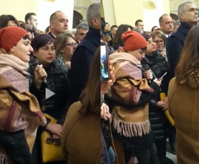 Rigopiano, Arisa canta ai funerali (video)