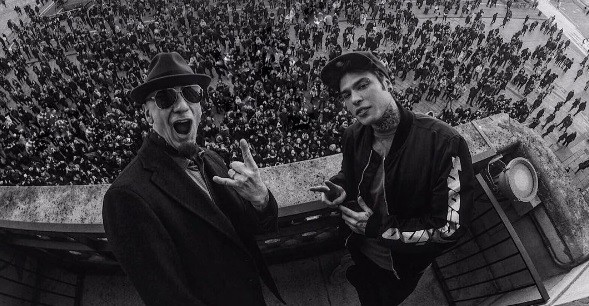 Fedez insultato, J-Ax lo difende e inveisce contro la folla (VIDEO)