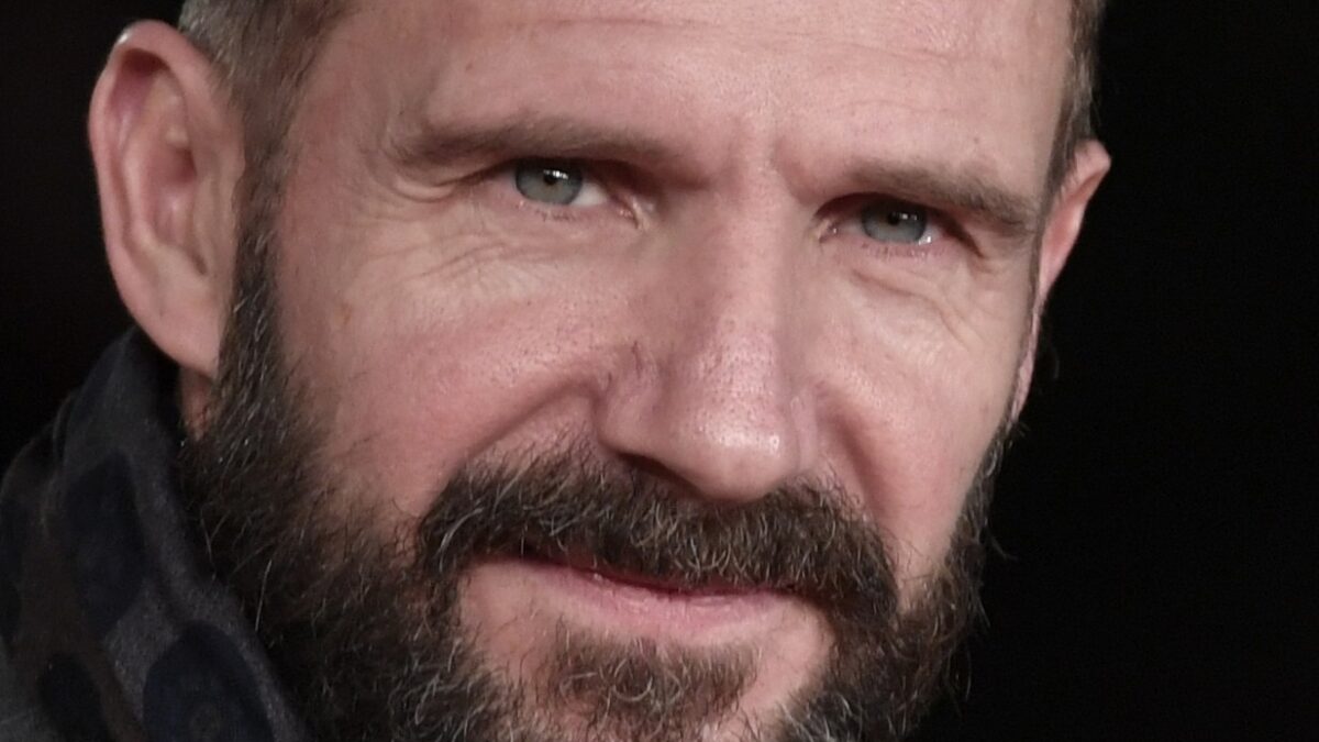 Holmes and Watson, arrivano Ralph Fiennes e Hugh Laurie – chi sarà James Moriarty?