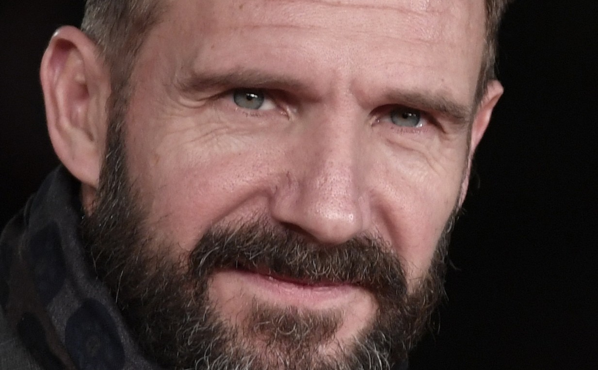 Holmes and Watson, arrivano Ralph Fiennes e Hugh Laurie – chi sarà James Moriarty?