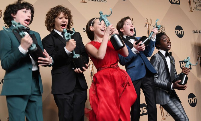 SAG Awards 2017, i vincitori: il cast di Stranger Things batte Game of Thrones, premiata anche The Crown in una serata segnata da Trump