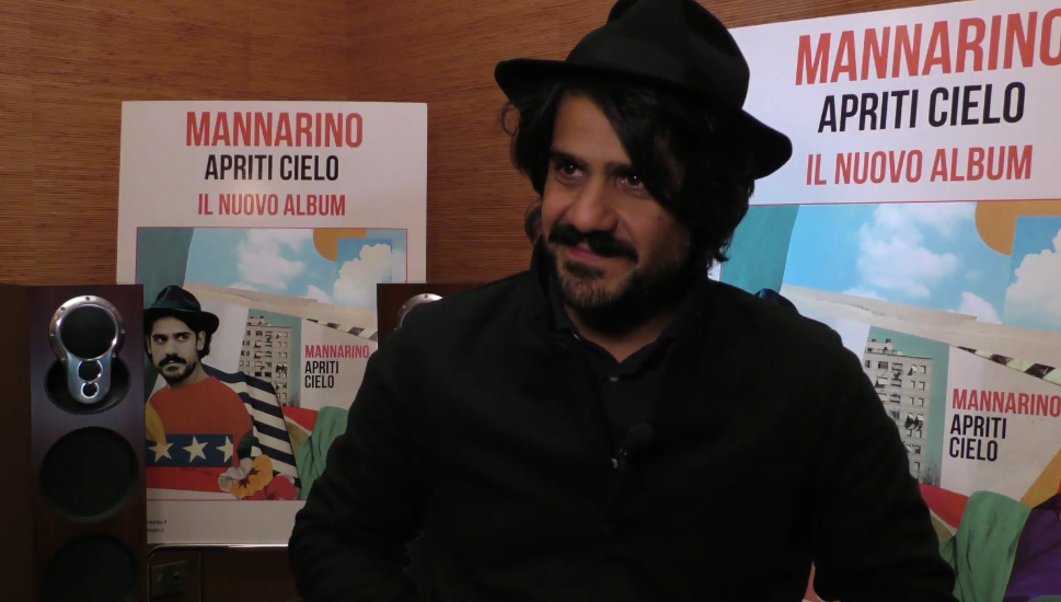 Mannarino a Blogo: “Il cielo è il grande abbraccio che unisce l’umanità in un mondo di barriere, muri e fili spinati”