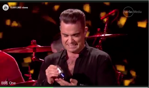 Robbie Williams si disinfetta le mani dopo aver toccato i fan: le reazioni del web  [video]