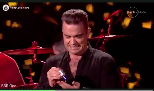 Robbie Williams si disinfetta le mani dopo aver toccato i fan: le reazioni del web  [video]