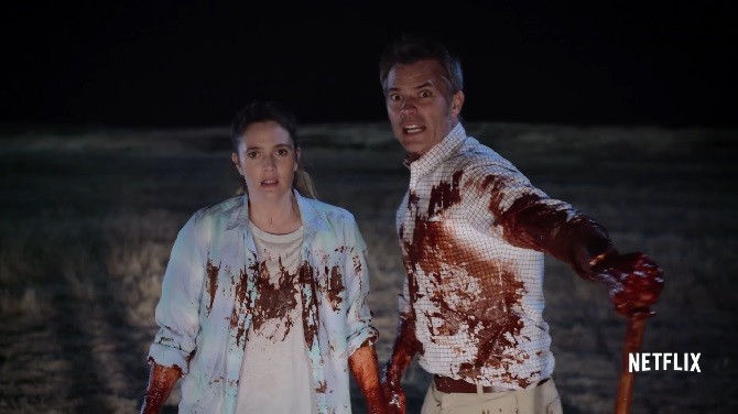 Santa Clarita Diet, la comedy Netflix con Drew Barrymore e Timothy Olyphant da vedere ma…senza stuzzichini (Anteprima Blogo)