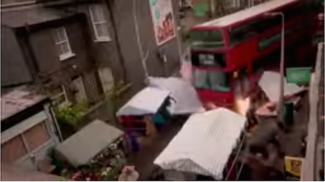 EastEnders, polemiche per la soap inglese: un incidente troppo simile ai fatti di Berlino e Nizza (Video)