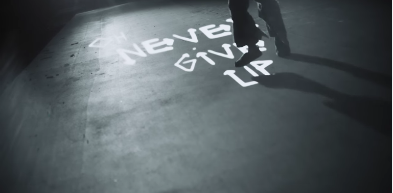 Sia, Never Give Up: testo, traduzione e video lyrics della colonna sonora del film Lion