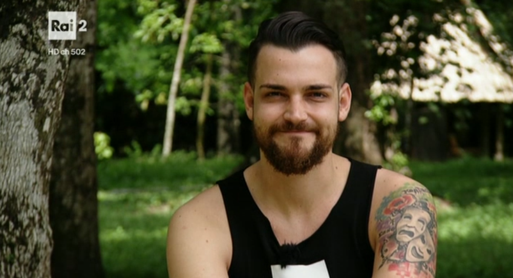 Valerio Scanu contro Settepani di Amici (“arrogante”) e l’account fake Twitter Maria De Filippy