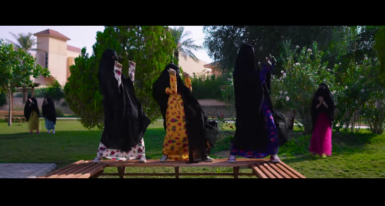 Arabia Saudita, nel video Hwages le donne giocano a basket e indossano abiti colorati: è boom di visualizzazioni