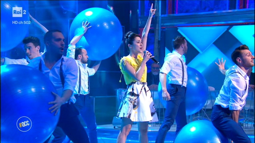 Lodovica Comello canta Le mille bolle blu e Il cielo non mi basta a Quelli che il calcio | Video