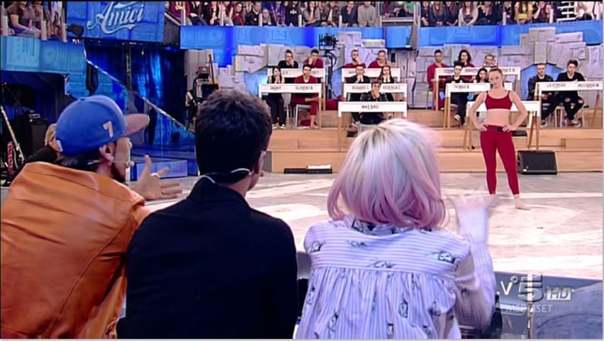 Amici 16, puntata del 25 febbraio: Sebastian vince la sfida, Vittoria sovrappeso per Alessandra Celentano