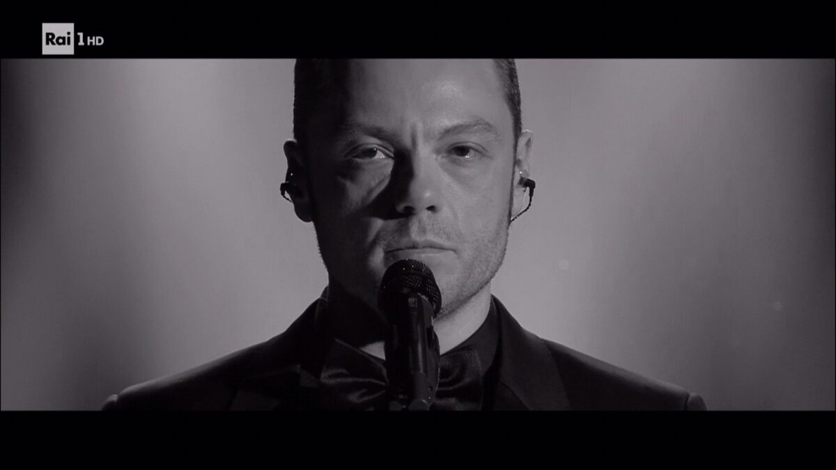 Sanremo 2017, Tiziano Ferro ricorda Tenco con Mi Sono Innamorato di Te