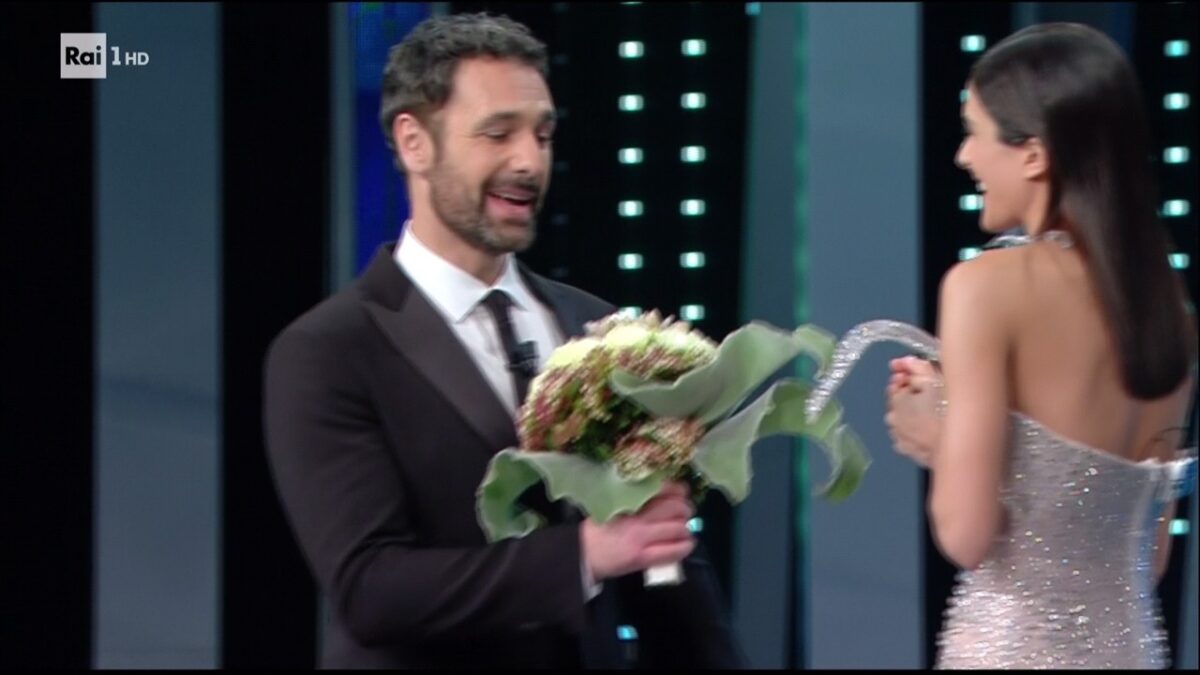 Sanremo 2017: Raoul Bova e Rocio Munoz Morales, uso privato (e inutile) di mezzo pubblico