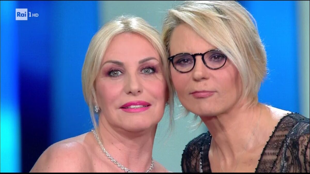 Antonella Clerici e Maria De Filippi, un selfie a Sanremo 2017