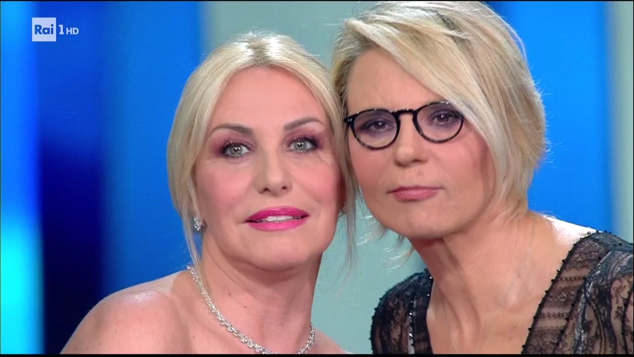 Antonella Clerici e Maria De Filippi, un selfie a Sanremo 2017