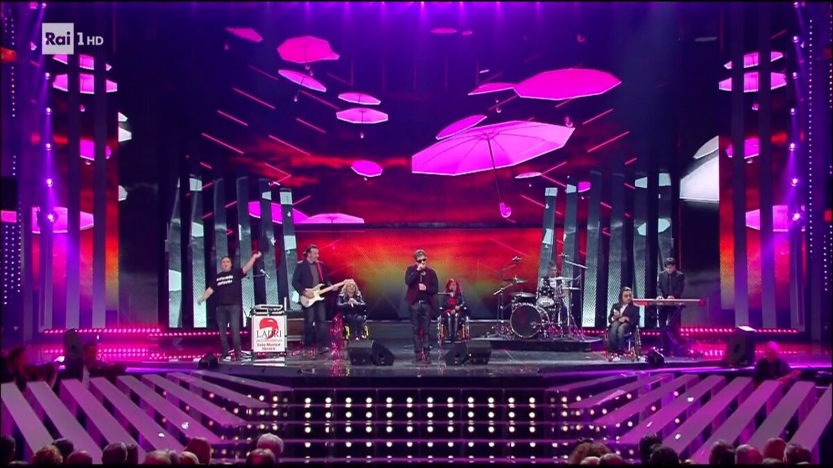 Sanremo 2017, i Ladri di carrozzelle cantano Stravedo per la vita