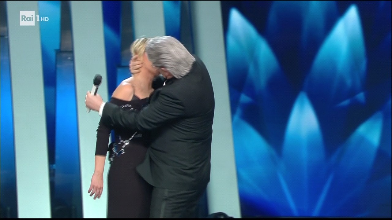 Sanremo 2017, Maurizio Crozza sul palco imita Razzi (video)