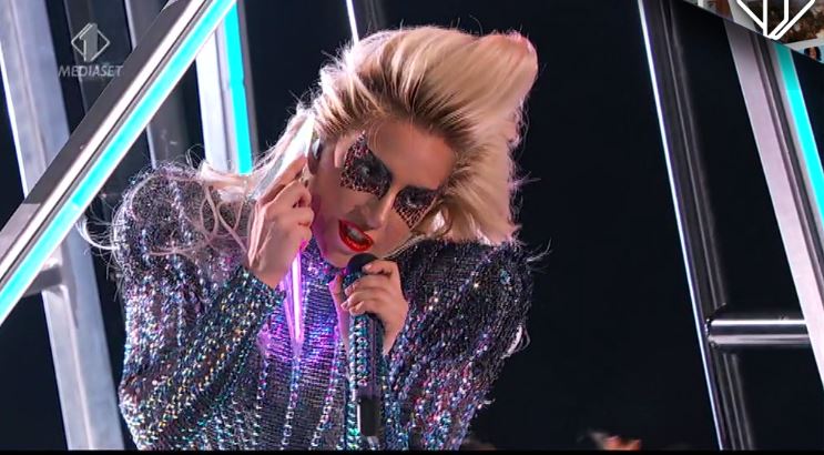 Super Bowl 2017, ha vinto Lady Gaga: balla con le sue hit più famose e suona il piano con Million Reasons
