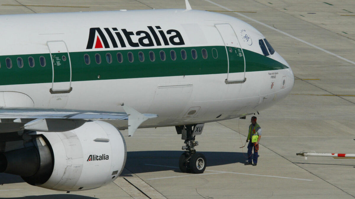 Alitalia, la crisi continua: gli stipendi non sono stati pagati