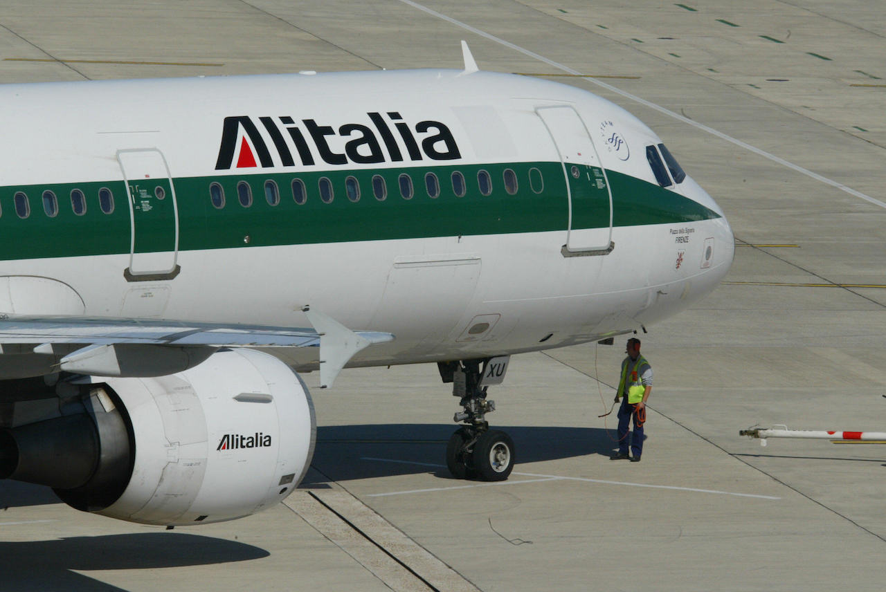 Alitalia, la crisi continua: gli stipendi non sono stati pagati