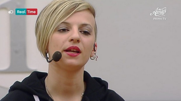 Amici 16, Serena De Bari accusata di plagio per l’inedito nella sfida vinta contro Elisa Vismara: la polemica
