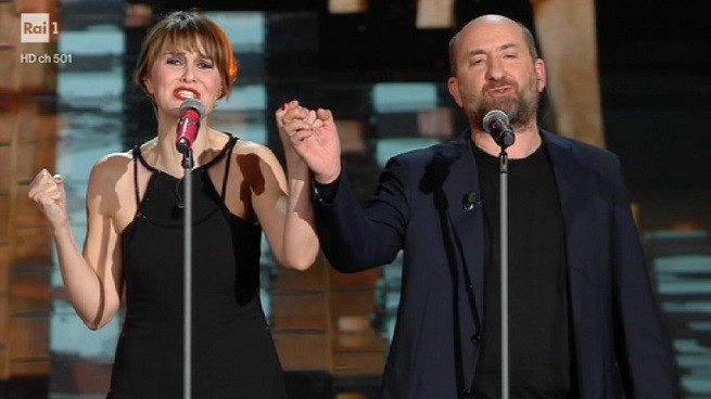 Paola Cortellesi a Sanremo 2017: canta con Antonio Albanese (testo e video della canzone)